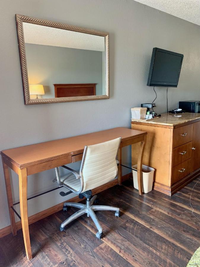 Hiway Inn Express Елк-Сіті Екстер'єр фото